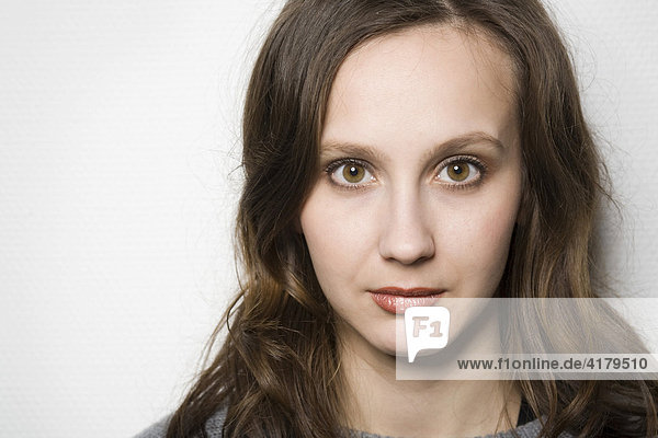 Portrait einer jungen Frau vor weißem Hintergrund
