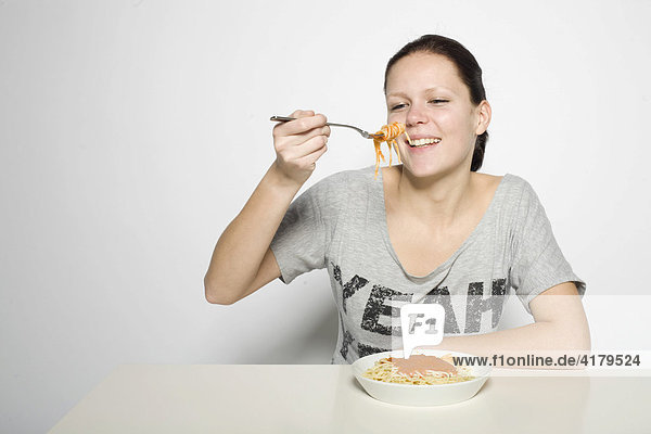 Junge Frau ißt Spaghetti