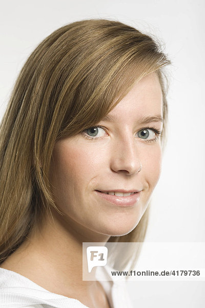 Kopfportrait einer jungen Frau mit dunkelblonden Haaren