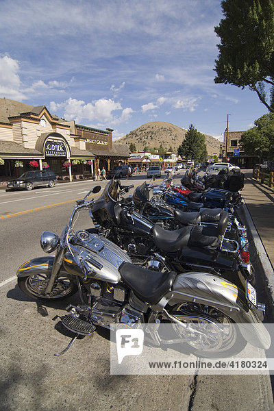 Harley Davidson Motorräder stehen geparkt in Jackson Wyoming Vereinigte Staaten von Amerika