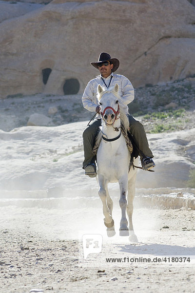 Jordanier reitet auf Pferd  Petra  Jordanien  Naher Osten