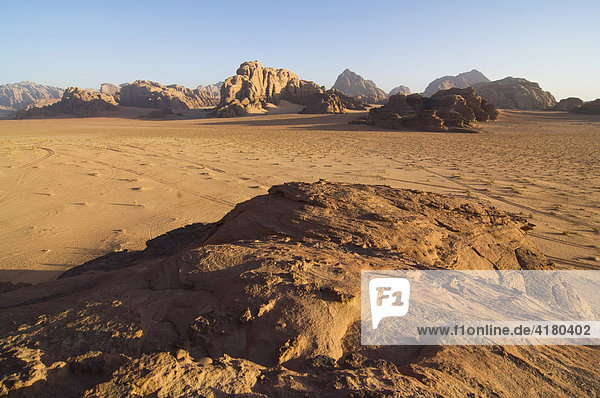 Felsformationen in der Wüste Wadi Rum  Jordanien  Naher Osten