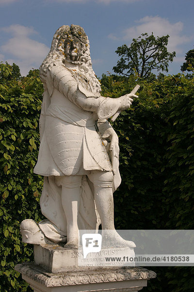 Statue von Kurfürst Ernst August in den Herrenhäuser Gärten bei Hannover  Niedersachsen  Deutschland