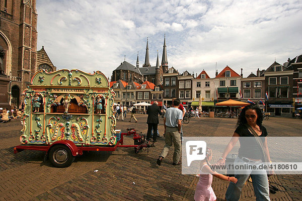 Drehorgel auf dem Marktplatz in Delft  Niederlande