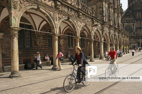 Radfahrer am Bremer Rathaus  Bremen  Deutschland  Europa