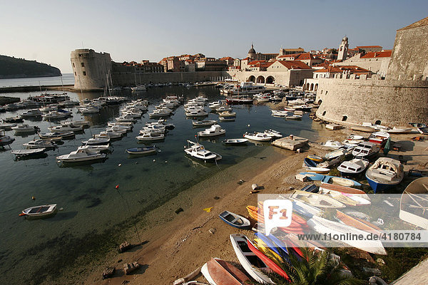 Marina und Altstadt von Dubrovnik  Dubrovnik  Kroatien  Europa
