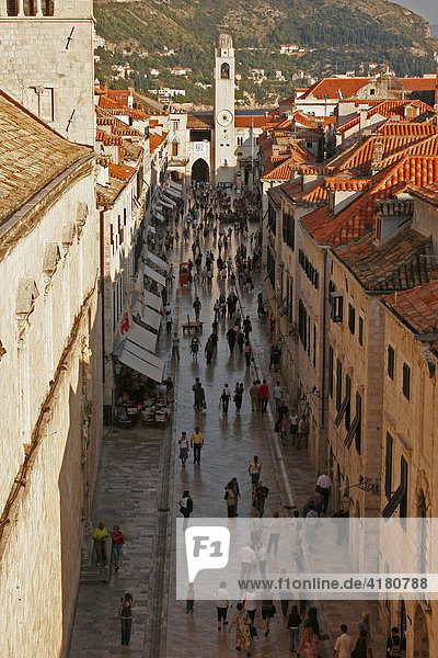Der Stradun  Hauptstrasse der Altstadt von Dubrovnik  Kroatien  Europa