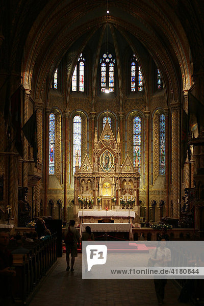 Altar der imposanten Matthiaskirche in der Alstadt von Budapest  Budapest Ungarn Europa