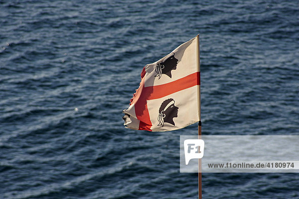 Flagge der Region Sardinien über dem Meer bei Castelsardo auf Sardinien  Italien