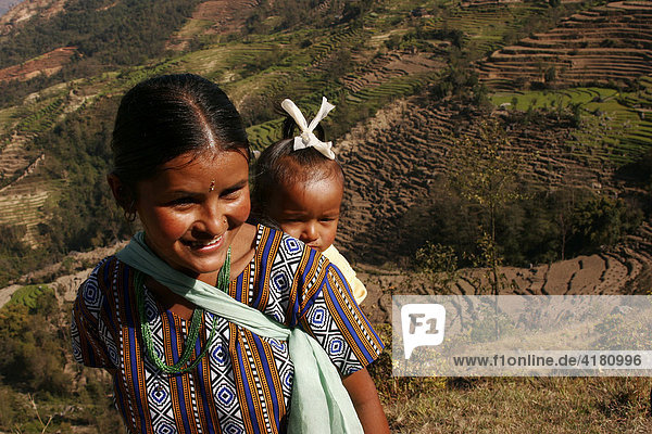 Eine junge Mutter trägt ihr Baby auf dem Rücken  Nagarkot  Nepal  Asien