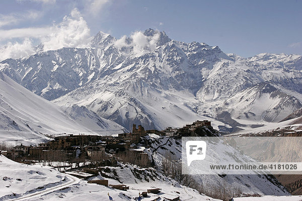 Das dramatisch zwischen schneebedeckten Bergen gelegene Bergdorf Jharkot  Nepal  Asien