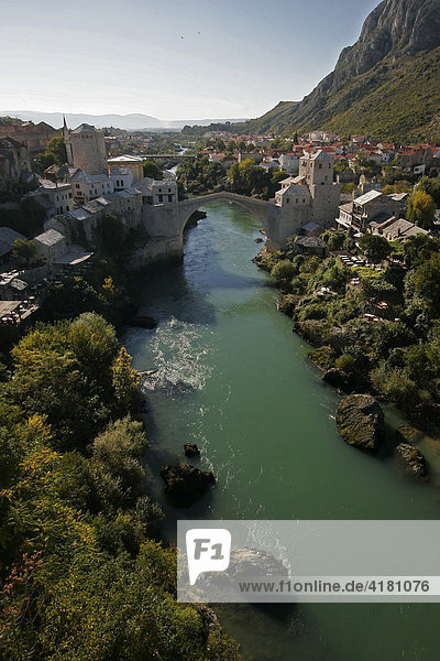 Altstadt von Mostar und die berühmte Alte Brücke  das Wahrzeichen Mostars  Bosnien und Herzegowina  Europa