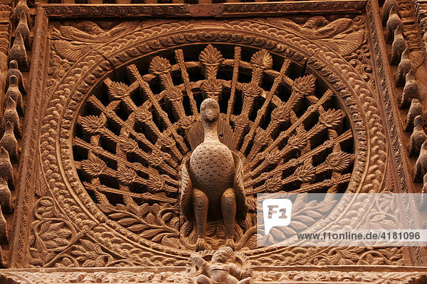 Eine der bemerkenswertesten Holzschnitzereien ist das Pfauenfenster - Bhaktapur  Nepal  Asien