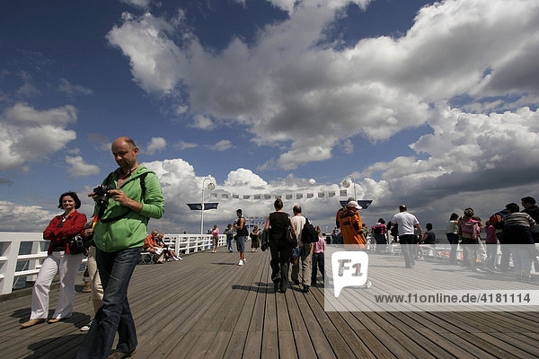 Touristen auf der Seebrücke in Sopot  Zoppot  Polen  Europa