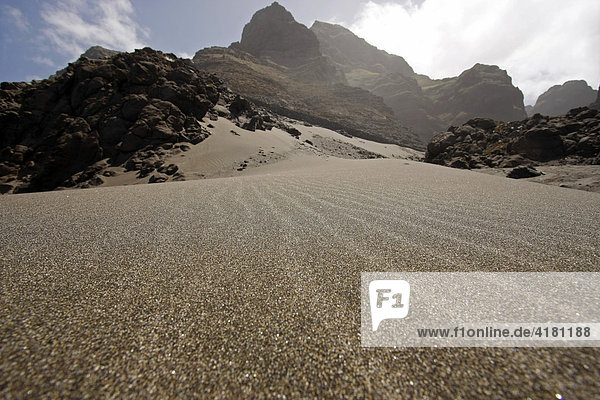 Schwarzer Sand an der Küste der Insel Santo Antao  Kapverdische Inseln  Kap Verde  Afrika
