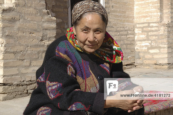 Sitzende Frau Usbekistan