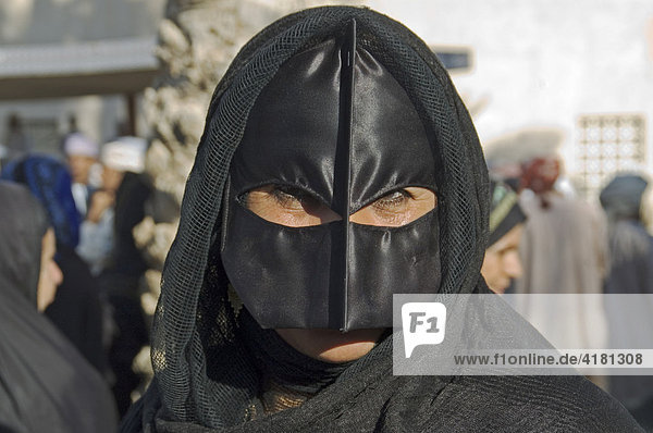 Portrait verschleierte Frau bei Nizwa Oman