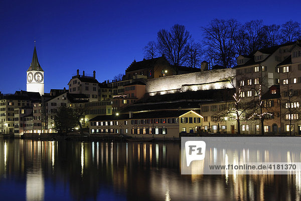 Fluss Limmat mit Kirche St. Peter im Abendlicht  Zürich  Schweiz