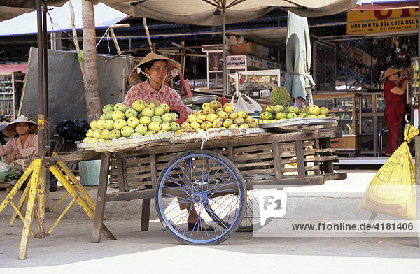 Mango Verkäuferin  Markt  Mekong Delta  Vietnam  Asien