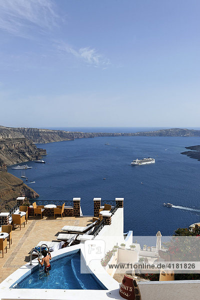 Blick von Hotelanlage mit Swimming Pool und Terrasse in Imerovigli auf die Caldera  Santorin  Ägäis  Griechenland  Europa