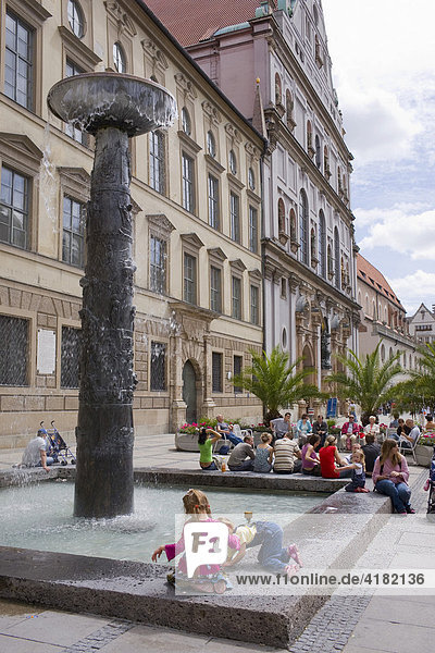 Fußgängerzone in München Bayern Deutschland