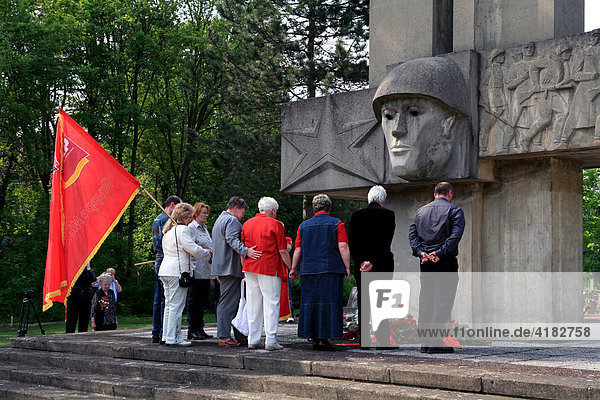 Kranzniederlegung am Ehrenmal der gefallenen russischen Soldaten im zweiten Weltkrieg