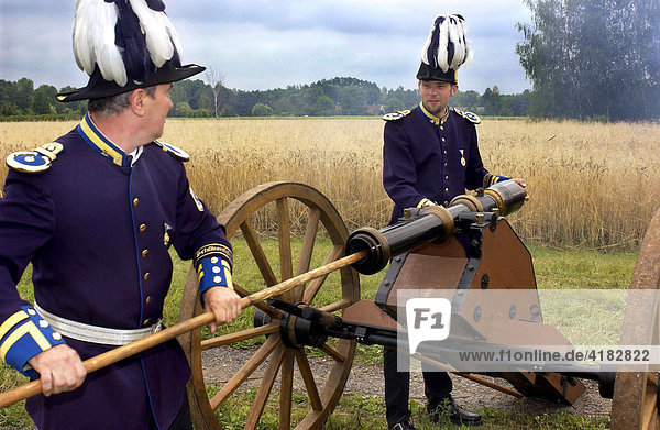 Canoneers of the Luebbenau shooting guild are charging a canon