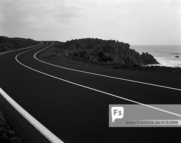 Schwarzweiß-Aufnahme  Straße nach El Golfo  Lanzarote  Kanarische Inseln  Spanien