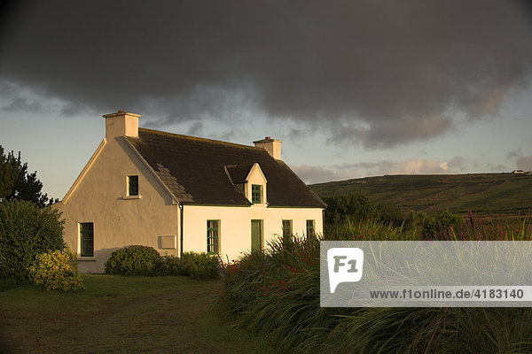 Haus bei Sonnenaufgang in Kerry / Irland