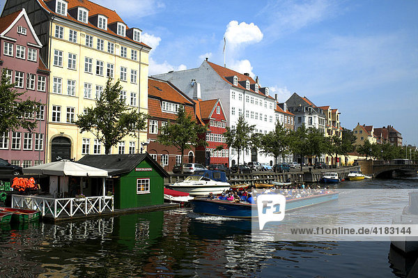 Touristenboot in Christianshaven  Kopenhagen  Dänemark
