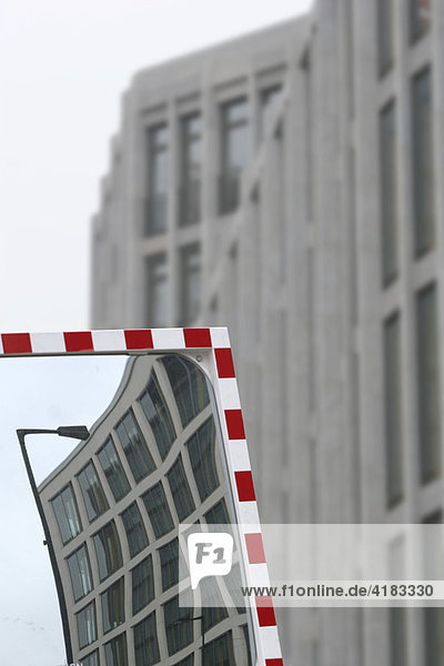 Reflektionen der Bürogebäude in einem Spiegel am Potsdamer Platz  Berlin  Deutschland  Europa