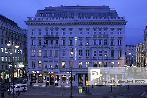 Das Hotel Sacher im Stadtzenttrum von Wien  Österreich  Europa
