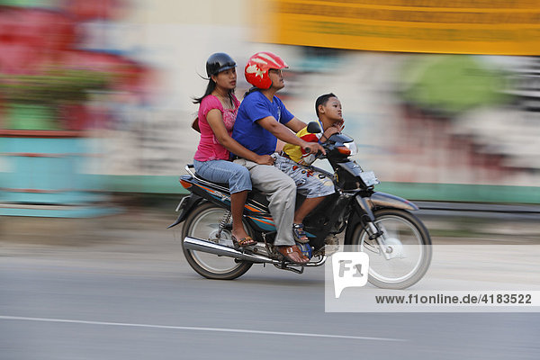 Familie auf Motorrad in Tenggarong  Ost-Kalimantan  Borneo  Indonesien