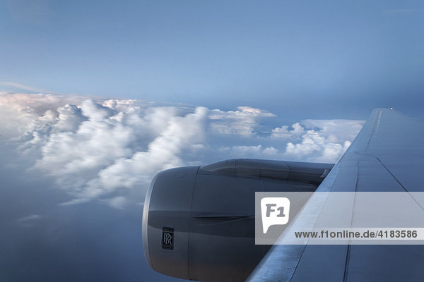 Blick aus Flugzeug auf Wolkendecke