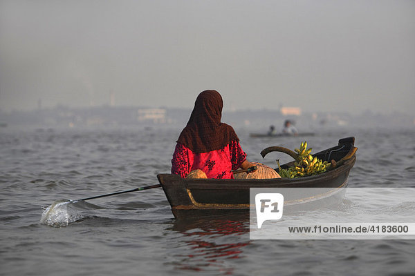 Frau auf dem Weg zum schwimmenden Markt bei Banjarmasin  Süd-Kalimantan  Borneo  Indonesia