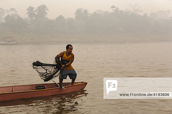 Fischer auf Fluß Sungai Mahakam  Ost-Kalimantan  Borneo  Indonesien