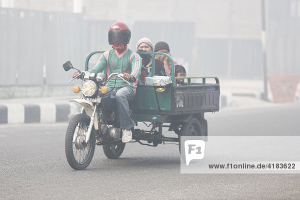 Smog in den Straßen von Pangkalanbun  Zentral-Kalimantan  Borneo  Indonesien
