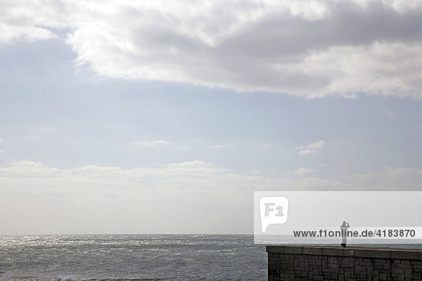 Ein Mensch auf einem Steg  Gran Canaria  Spanien