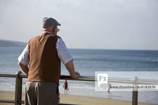 Ein älterer Herr schaut auf das Meer  Gran Canaria  Spanien