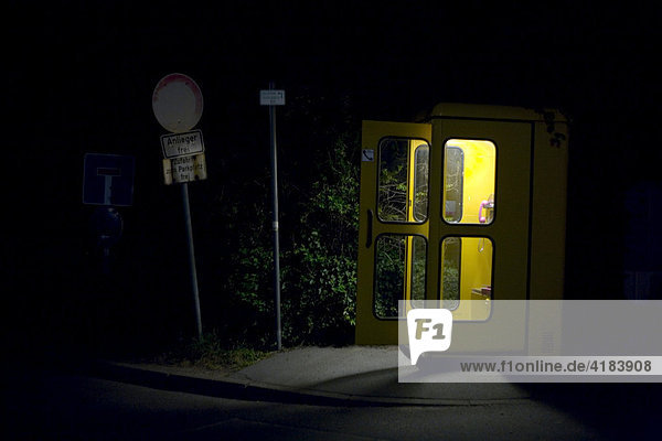 Telefonzelle bei Nacht  Deutschland