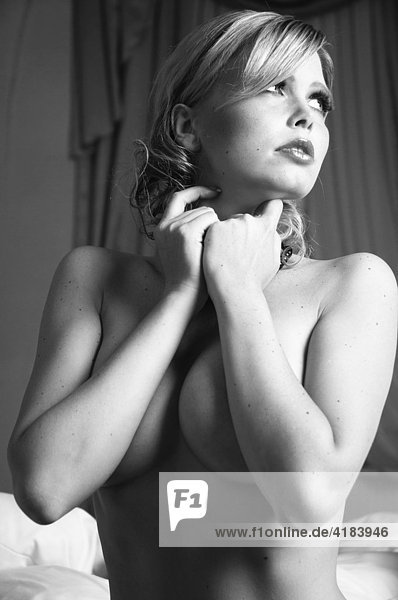 Junge Frau in erotischer Pose in einer Hotelsuite  schwarzweiß
