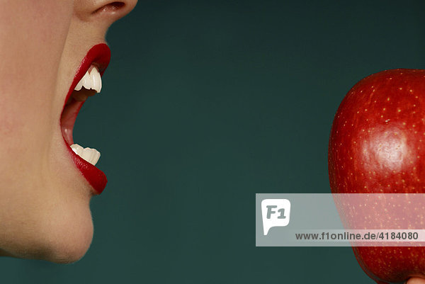 Junge Frau beißt in Apfel mund