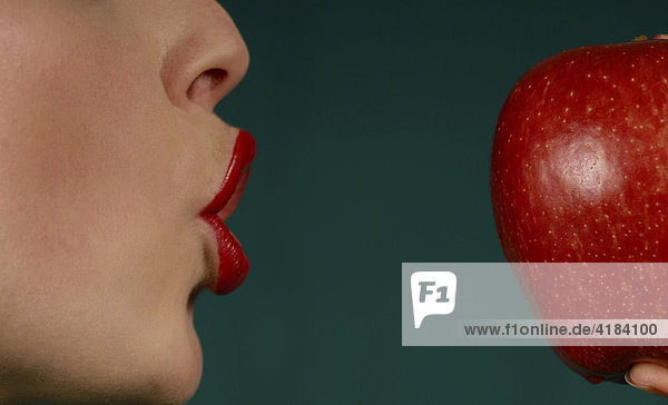 Junge Frau mit Apfel mund