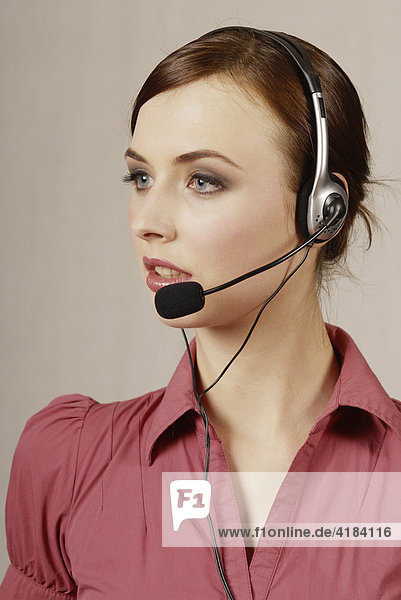 Junge Frau mit Headset  Callcenter  Telefonistin