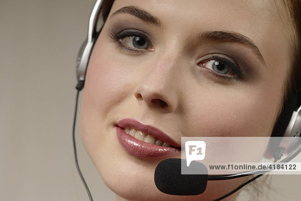 Junge Frau mit Headset  Callcenter  Telefonistin