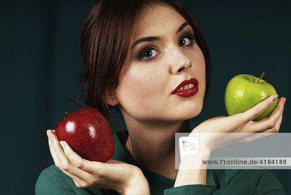Junge Frau mit 2 Äpfeln