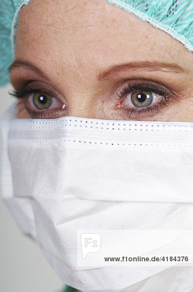 Krankenschwester  Operationsschwester mit Mundschutz