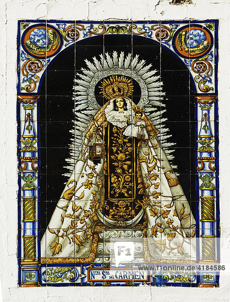 Bild der Maria auf kunstvollen Keramiken  Außenmauer einer Kirche in Sevilla  Andalusien  Spanien