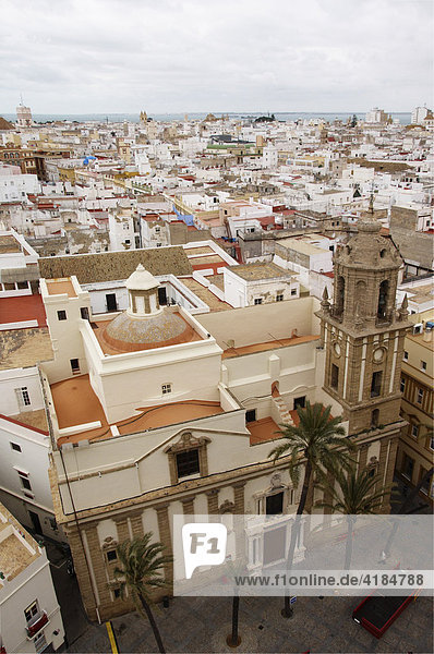 Blick über die Dächer von Cadiz beginnend mit dem Hauptplatz  Andalusien  Spanien  Europa
