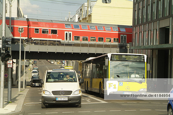 Zusammentreffen des oeffentlichen Nahverkehrs: Regionalbahn  Bus  Linienbus und Taxi. Berlin  Deutschland.